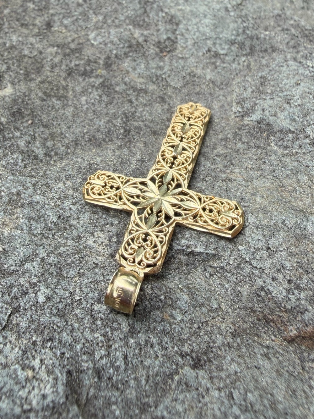 Estate 10 Karat Gold Filigree Cross Pendant 2g - Picture 4 of 10